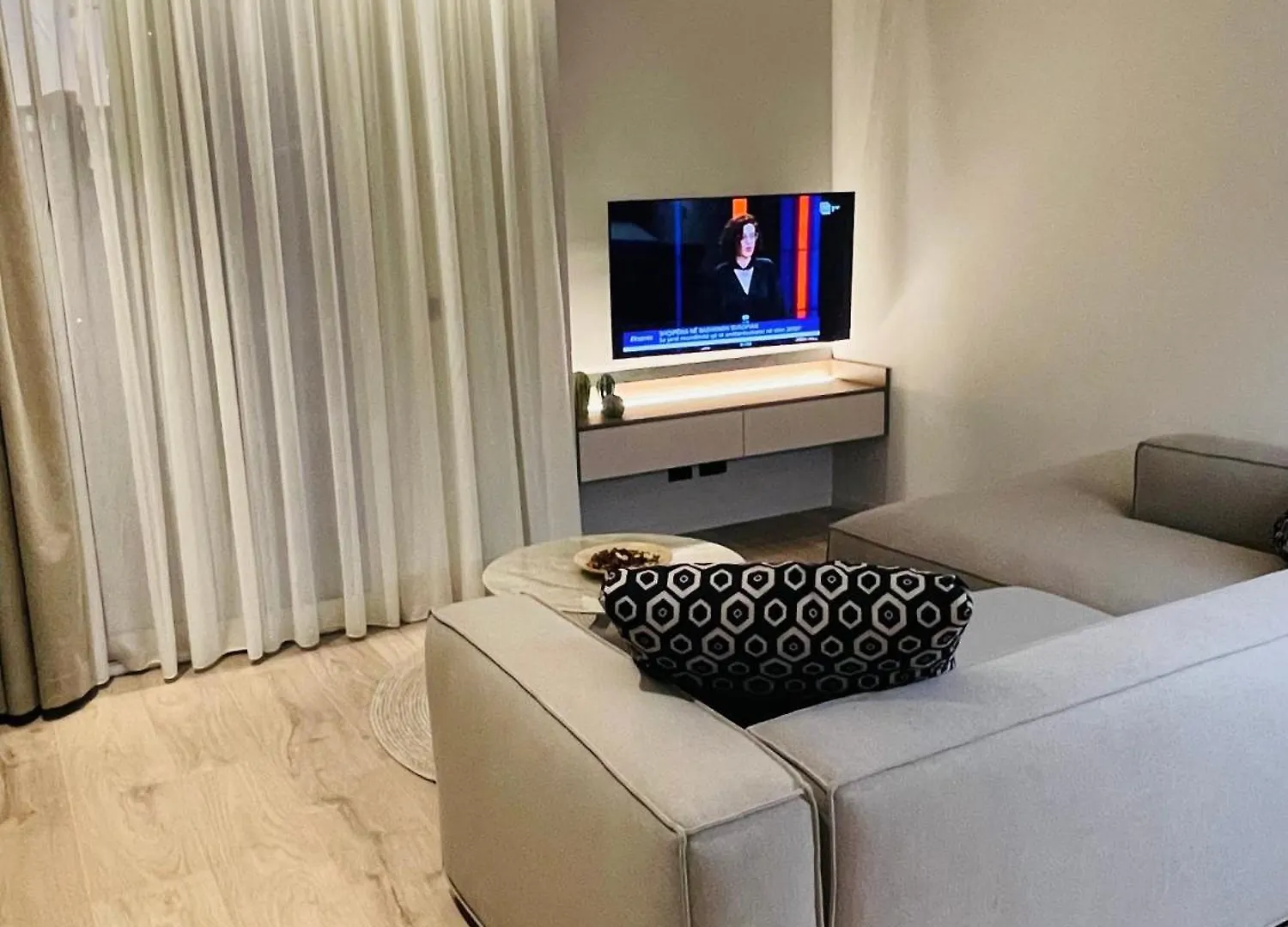 Two Steps Apartments تيرانا